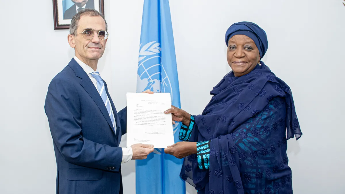 H.E. Paulo Neves Pocinho presenting credentials