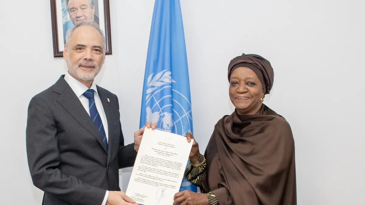 H.E. Paulo Neves Pocinho presents credentials to UNON Director-General