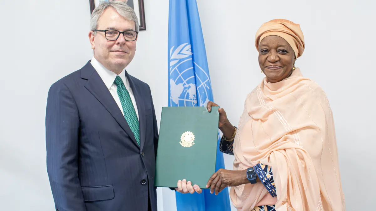 H.E. João Alfredo dos Anjos presenting his credentials