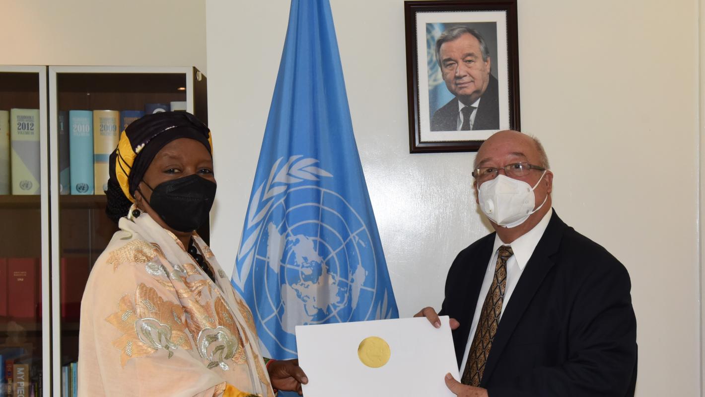 H.E. Mr Juan Manuel Rodríguez Vázquez presents his credentials as Permanent Representative of the Republic of Cuba to the United Nations Offices in Nairobi.