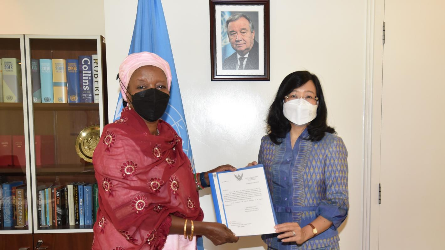 H.E Amb. Ms Sasirit Tangulrat presents his credentials as Permanent Representative of the Kingdom of Thailand to the United Nations Offices in Nairobi.