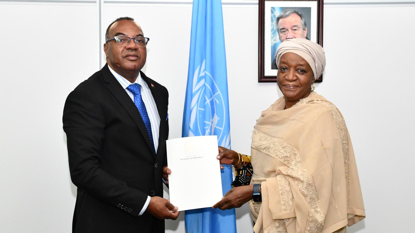 H.E Mario de Azevedo Constantino presents his credentials as Permanent Representative of the Republic of Angola to the United Nations Offices in Nairobi.