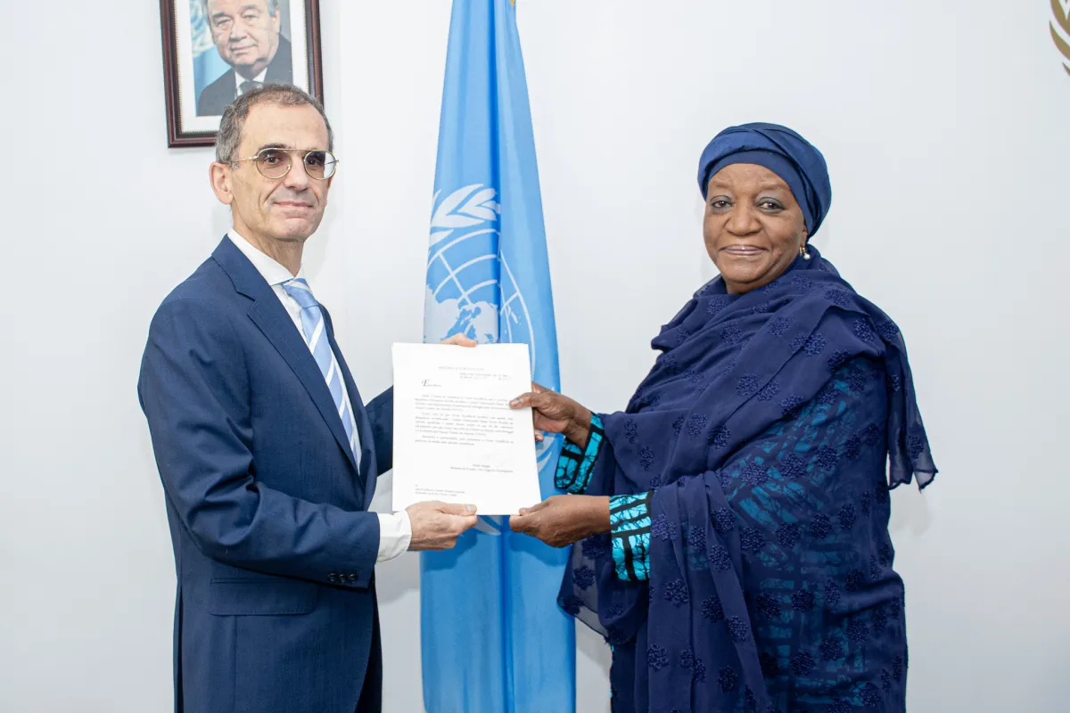 H.E. Paulo Neves Pocinho presenting credentials