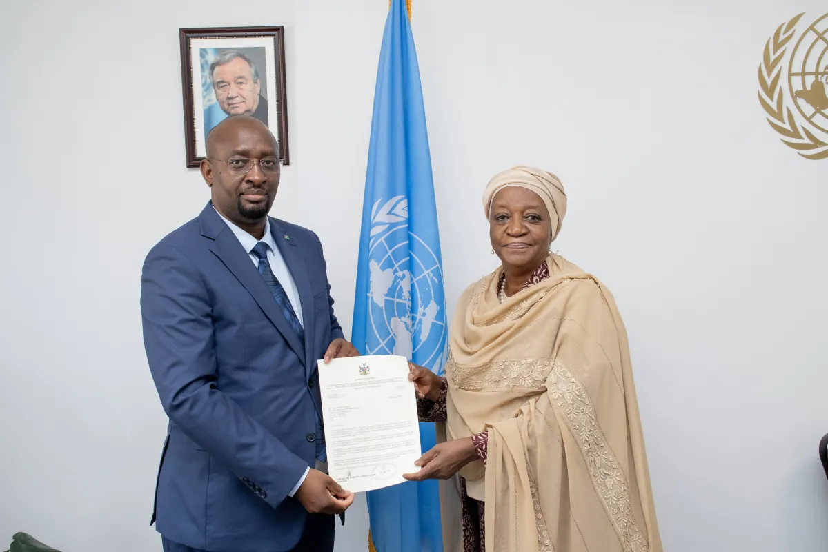 H.E. Mr. Gabriel Pandureni Sinimbo presenting his credentials.