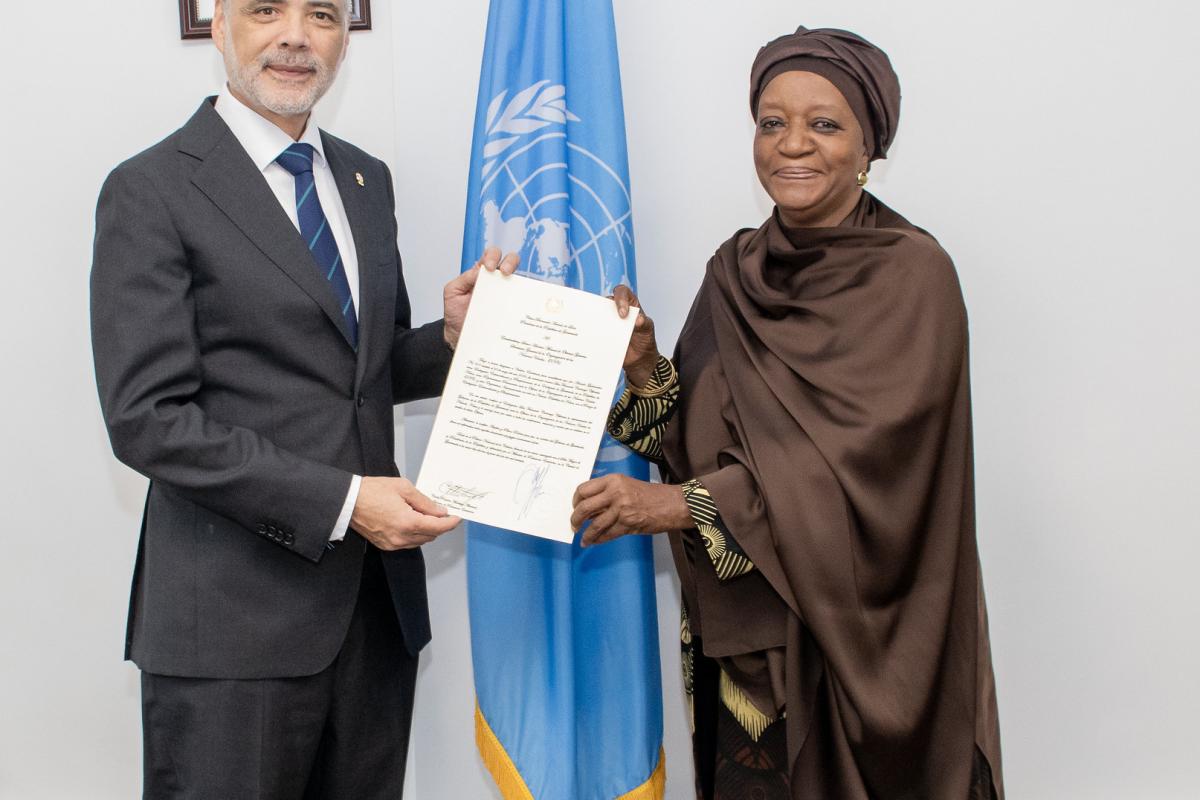 H.E. Paulo Neves Pocinho presents credentials to UNON Director-General