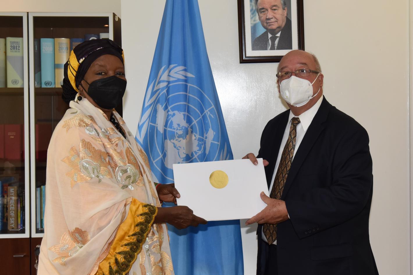 H.E. Mr Juan Manuel Rodríguez Vázquez presents his credentials as Permanent Representative of the Republic of Cuba to the United Nations Offices in Nairobi.