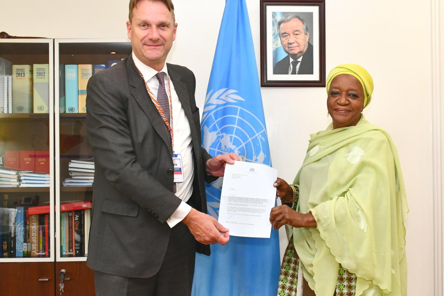 H.E. Mr. Henk Jan Baker presents his credentials as Permanent Representative of the Kingdom of Netherlands to the United Nations Offices in Nairobi.