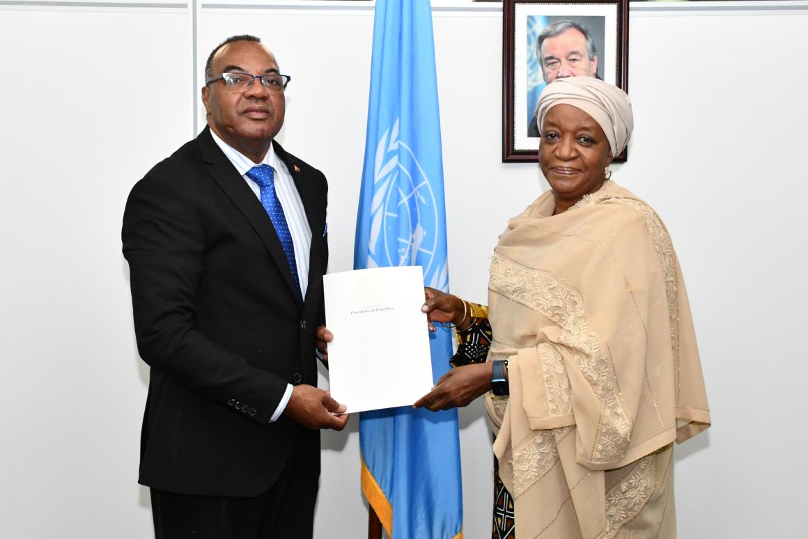 H.E Mario de Azevedo Constantino presents his credentials as Permanent Representative of the Republic of Angola to the United Nations Offices in Nairobi.